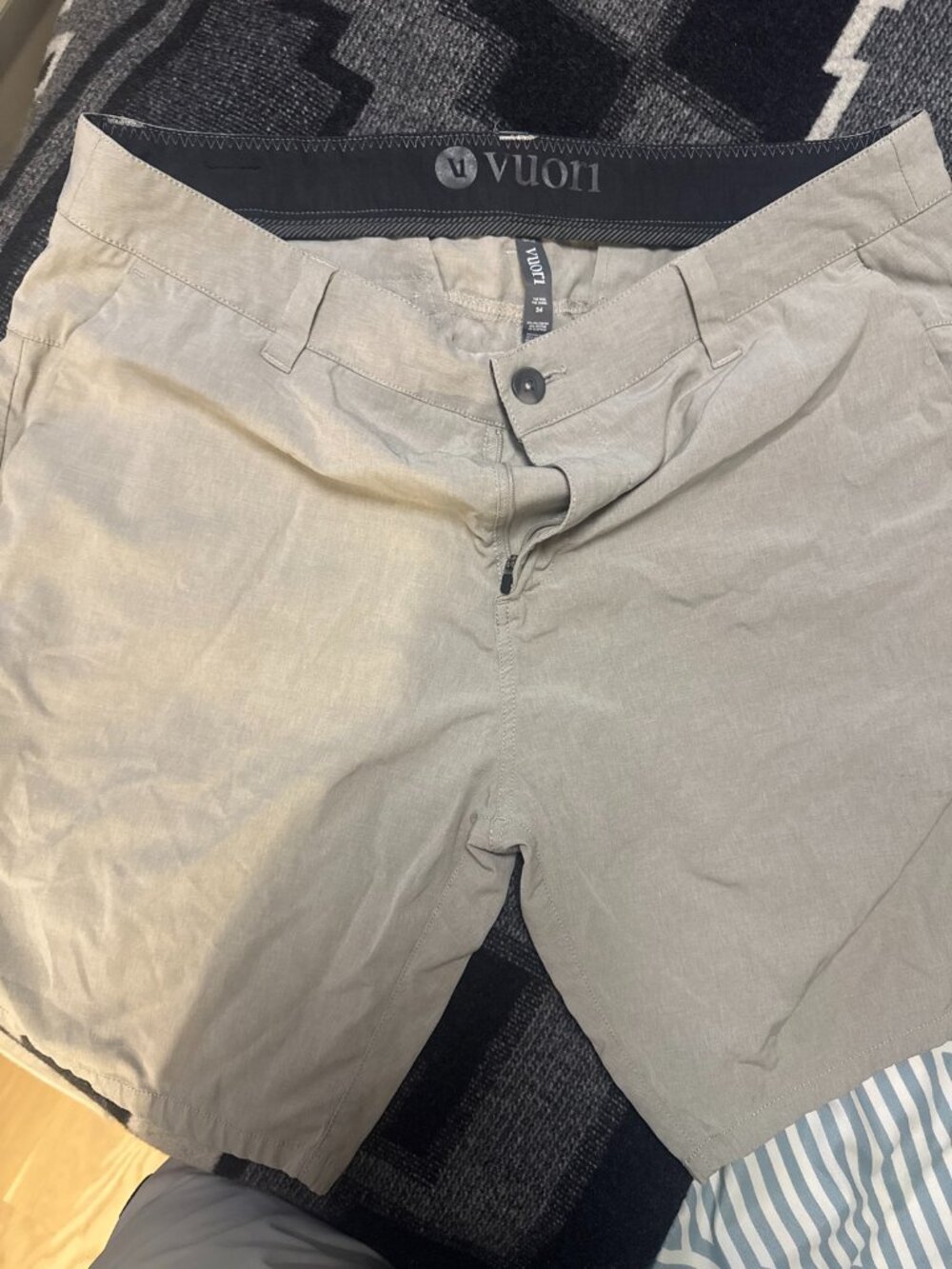 Vuori Rise The Shine Casual Shorts Mens 34 Light Gray